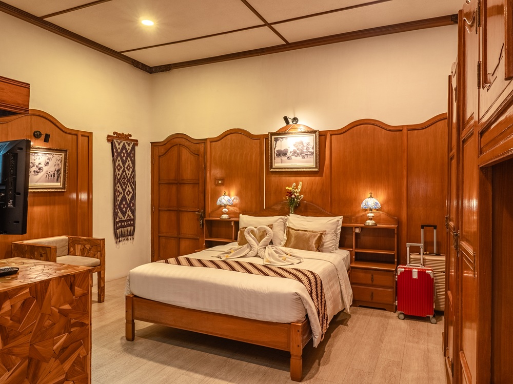 DELUXE ROOM